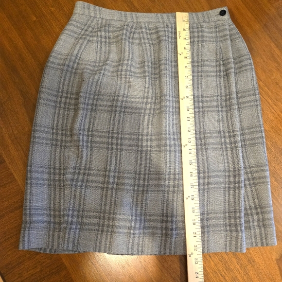 Jones of New York Woman's Green Plaid Suit, Size 12 - Picture 12 of 16